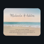 Magnet Flexible Simple Sandy Beach Wedding Invitation<br><div class="desc">Pas votre faire-part de mariage habituelle, mais ici c'est rockin' le thème de la plage ! Ce design simple dispose d'une belle plage de sable fin avec un océan turquoise derrière, sous des vagues douces qui longent le rivage. Si vous êtes en train d'organiser votre cérémonie de mariage ou votre...</div>