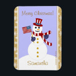 Magnet Flexible Snowman patriotique des États-Unis avec drapeau ma<br><div class="desc">Mignons USA patriotique bonhomme de neige de Noël portant un drapeau aimant de nom personnalisé ! Ce bel aimant présente une illustration unique d'un bonhomme de neige portant des étoiles patriotiques et des gants rayés, un foulard et un casquette de style oncle Sam, aux couleurs rouge, blanc et bleu !...</div>