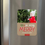 Magnet Flexible So Very Merry Holiday Photo<br><div class="desc">Magnets photos de vacances imprimés sur mesure avec des modèles simples pour la personnalisation. Ce design moderne présente un mélange festif de typographie en rouge et blanc sur un arrière - plan en papier imitation kraft. Le libellé dit "So Very Merry". Personnalisez-le avec vos photos et ajoutez votre nom de...</div>