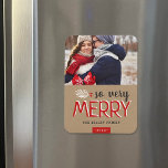 Magnet Flexible So Very Merry Holiday Photo<br><div class="desc">Magnets photos de vacances imprimés sur mesure avec des modèles simples pour la personnalisation. Ce design moderne présente un mélange festif de typographie en rouge, gris et blanc sur un arrière - plan en papier imitation kraft. Le libellé dit "So Very Merry". Personnalisez-le avec vos photos et ajoutez votre nom...</div>