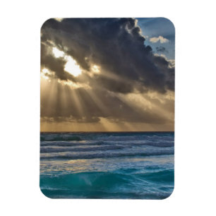 Magnet Flexible Soleil Traversant Les Nuages Au-Dessus De La Mer