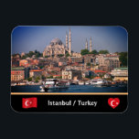Magnet Flexible Sultan Ahmed, Istanbul panorama, Turquie<br><div class="desc">Frigidaire (Drapeaux) : mosquée Dominante sur Sultan Ahmed à Istanbul surplombant la mer, avec des bateaux de transport passant par l'étroit canal. L'un des paysages les plus spectaculaires, lorsque l'on vient de la tour de Galata et que l'on observe l'architecture ancienne au-dessus de l'eau. Série Travel/Architecture - Istanbul, Turquie. Photographie...</div>