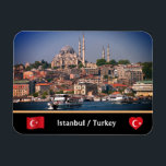 Magnet Flexible Sultan Ahmed, Istanbul panorama, Turquie<br><div class="desc">Frigidaire (Drapeaux) : mosquée Dominante sur Sultan Ahmed à Istanbul surplombant la mer, avec des bateaux de transport passant par l'étroit canal. L'un des paysages les plus spectaculaires, lorsque l'on vient de la tour de Galata et que l'on observe l'architecture ancienne au-dessus de l'eau. Série Travel/Architecture - Istanbul, Turquie. Photographie...</div>