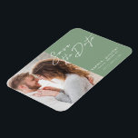 Magnet Flexible Typographie Moderne Simple Photo Enregistrer La Da<br><div class="desc">Le design élégant et moderne comprend un script de typographie Save The Date et votre photo préférée contre un arrière - plan vert sage. Idéal pour annoncer votre prochain mariage de manière à la mode et minimaliste. Customisez facilement les détails importants et votre meilleure photo de choix.</div>
