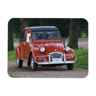 Magnet Flexible Une vieille voiture Citroen 2CV rouge avec une fem