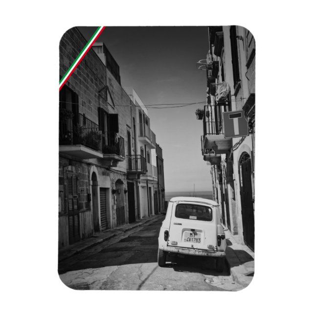 Magnet Flexible Vieille voiture dans une rue en Italie avec la mer (Vertical)