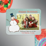 Magnet Flexible Vintage Aqua Winter Snowman Happy Holidays Photo<br><div class="desc">"Happy Holidays" paysage photo de modèle d'aimant comprend une scène hivernale enneigée avec des flocons de neige en chute et un bonhomme de neige heureux habillé d'un chapeau et d'une écharpe. Personnalisez avec votre photo et votre salutation personnalisée. Vintage aqua bleu / vert, orange / rouge et blanc design avec...</div>