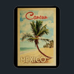 Magnet Flexible Vintage voyage de palmier de Cancun<br><div class="desc">Un imprimé d'art mexicain moderne et unique rétro du milieu du siècle Cancun,  dans un style d'affiche de voyage vintage. Il dispose d'un palmier incurvé sur une plage de sable avec l'océan sous un ciel bleu nuageux.</div>