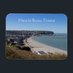 Magnet Flexible Vue aérienne, Mers-le-Bains, France<br><div class="desc">Vue aérienne du haut de la falaise en direction du Treport depuis Mers-le-Bains dans le département de la Somme dans le nord de la France. Belle journée de printemps avec ciel bleu clair,  vue mer et falaises. Grand souvenir de votre voyage en France.</div>