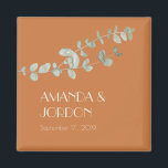Magnet Mariage en terre cuite Eucalyptus Deco<br><div class="desc">Cet aimant mariage en terre cuite Eucalyptus Deco offre un boho minimaliste et un thème rustique, occidental ou désertique. Le feuillage succulent à l'eucalyptus vert sauge simple vient compléter l'arrière - plan d'automne en terre cuite, tandis que le type art déco combiné à la verdure botanique et à l'orange brûlé...</div>