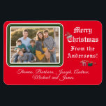 Magnet photo de la carte de Noël<br><div class="desc">Carte de Noël Photo Magnet design présente votre photo dans le coin supérieur gauche contre un arrière - plan rouge. Photo encadrée par une belle bordure verte et blanche. En-tête personnalisable : "Joyeux Noël" en lettres blanches. Image d'un chapeau de Père Noël équilibré au-dessus du "C". Le texte ci-dessous se...</div>