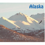 Magnet Photo Sculpture Aigle D'Hiver Et Montagnes<br><div class="desc">Un aigle chauve vole près de la chaîne Chugach enneigée près d'Anchorage,  AK. Le texte personnalisable "Alaska" apparaît également.</div>
