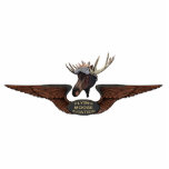 Magnet Photo Sculpture Ailes pilotes de Moose Bush<br><div class="desc">Des ailes de pilotes comme celles portées par ceux de la mythique Flying Moose Aviation à Talkeetna, en Alaska. Représente la tête d'un orignal portant le casque d'un aviateur de cuir et des lunettes au-dessus des ailes portant le texte "VOL AVIATION MOOSE". Vols, débarquements de glacier, cargaison, charters de chasse...</div>