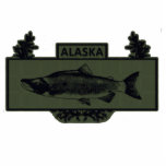 Magnet Photo Sculpture Badge de pêcheur de combat de l'Alaska<br><div class="desc">Sur la base d'un prix militaire commun, l'insigne du pêcheur de combat commémore la survie de la pêche au combat en Alaska. Un dessin en ligne noire, version "sobre" de l'insigne de pêcheur de combat couleur. Il dispose d'un Saumon Sockeye sur une couronne de branche de conifères. Le texte "ALASKA"...</div>