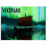 Magnet Photo Sculpture Bateau Viking Sous Lumière Du Nord<br><div class="desc">Une image légèrement stylisée d'un longship viking naviguant la nuit sous les aurores boréales. Il y a quelques icebergs,  la plupart de l'équipage est endormi. Le texte "VIKINGAR" (Vikings) apparaît également.</div>