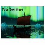 Magnet Photo Sculpture Bateau Viking Sous Lumière Du Nord<br><div class="desc">Une image légèrement stylisée d'un longship viking naviguant la nuit sous les aurores boréales,  il y a quelques icebergs; la plupart de l'équipage est endormi. Ajoutez votre propre texte.</div>