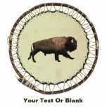 Magnet Photo Sculpture Bison galopant<br><div class="desc">Un bison galopant est peint du côté de la peau d'une peau de castor étirée sur un cerceau de saule. Le bison (bison), le plus grand mammifère terrestre d'Amérique du Nord, est considéré comme une espèce clé : ils ont autrefois sillonné le continent en grands troupeaux, et leur pression de...</div>