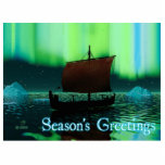 Magnet Photo Sculpture Bonnes Fêtes - Viking Ship<br><div class="desc">Une image légèrement stylisée d'un longship viking naviguant la nuit sous les aurores boréales,  il y a quelques icebergs; la plupart de l'équipage est endormi. "Bonnes Fêtes" apparaît en bleu et blanc éclatant.</div>