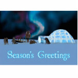 Magnet Photo Sculpture Far North Christmas - Bonnes Fêtes<br><div class="desc">Un tableau numérique représentant un igloo sur la calotte glaciaire polaire,  des chiens de traîneau et un homme dans un parka. Les aurores boréales brillent au-dessus. Lecture de texte,  "Bonnes Fêtes" apparaît en bleu et blanc brillant.</div>