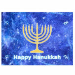 Magnet Photo Sculpture Hanoukka Snowstorm Menorah<br><div class="desc">Une menorah Hanoukka et "Happy Hanoukka" en or brillant, en bleu et blanc, superposées sur une image fractale bleue et blanche qui rappelle les flocons de neige dans une tempête. Chag Sameach !</div>