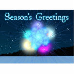 Magnet Photo Sculpture Jack Frost - Bonnes Fêtes<br><div class="desc">Une fractale aléatoire multicolore qui ressemble à des motifs de glace Jack Frost sur une vitre; superposée sur un arrière - plan hivernal de nuit. Les taches de couleur brillantes, éléments de l'image fractale d'origine, sont juste un joli plus. Le texte "Bonnes Fêtes" apparaît en bleu et blanc éclatant. Ces...</div>