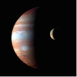 Magnet Photo Sculpture Jupiter Géant Gaz Planète & Io Galilée Lune<br><div class="desc">Cette image captivante, un composite de données de vaisseaux spatiaux, présente les paysages contrastés de Jupiter et de sa lune volcanique Io. Capturée par New Horizons lors de son vol de 2007, la planète gazeuse géante Jupiter domine la scène. Son atmosphère tourbillonnante est rendue dans une palette infrarouge fascinante, soulignant...</div>