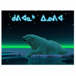Magnet Photo Sculpture Kuvianak Innovia - Ours polaire de bord de glace<br><div class="desc">Un moment de paix dans la longue nuit arctique. Un Ours polaire repose au bord d'une zone ouverte dans la glace de la meute. Les aurores boréales brillent au loin ; les étoiles brillantes scintillent au-dessus. Texte en inuktitut, "Kuvianak Invia" (DMééSéSéS), dans l'alphabet syllabique adopté par les Inuits du Nunavut,...</div>