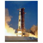 Magnet Photo Sculpture La Terre tremble pendant que Saturne V Blade Skywa<br><div class="desc">La Terre trembla sous la poussée colossale du Saturne V. Les bâtiments se balançaient de façon précaire comme un torrent de flamme et de fureur tourbillonnait vers le ciel. La rampe de lancement est devenue un chaudron de fumée, obscurcissant momentanément le monstre qui se fraye un chemin vers la noirceur...</div>