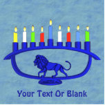 Magnet Photo Sculpture Lion bleu Menorah<br><div class="desc">Il est décoré d'une menorah de Chanukkah à thème bleu, avec les huit bougies et le shamash brûler. Ajoutez votre propre texte. Chanukkah est le "Festival des lumières" du milieu de l'hiver.</div>