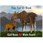Magnet Photo Sculpture L'Oie Dans Le pré<br><div class="desc">Un spectacle printanier commun dans le Nord. Une mama orignal et son mignon veau avec un lac et des montagnes au loin. Le slogan "Cold Noses (A red heart) Warm Hearts" apparaît également. Ajoutez votre propre texte supplémentaire.</div>
