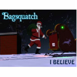 Magnet Photo Sculpture Père Noël - Bagsquatch<br><div class="desc">Crois-tu au Père Noël ? Une image du Père Noël sur les lignes du Sasquatch striant du film Patterson-Gimlin. La lecture de texte "Bagsquatch" apparaît également ainsi que la lecture de texte personnalisable "Je CROIS". Bagsquatch, alias Bigbag, est une figure nocturne insaisissable, généralement vue seulement une nuit à la fin...</div>