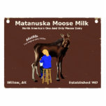 Magnet Photo Sculpture SIGNE LAIT D'Oie Matanuska<br><div class="desc">Un vieux panneau en bois de la célèbre et entièrement mythique ferme laitière Matanuska Moose Milk à Willow Alaska; pas trop loin d'Anchorage. L'image montre une milkmaid traite à la main Matilda, le premier orignal laitier de la ferme. Croyez-le ou non, il y a des laiteries d'orignaux ; un petit...</div>