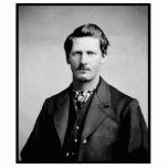 Magnet Photo Sculpture Wyatt Earp Sheriff & Gunfighter Old West<br><div class="desc">Wyatt Earp était un avocat, un joueur, un homme d'affaires, un propriétaire de salon et un tireur de grande réputation dans l'Ouest américain. Il était officier de police à Wichita, au KS, et plus tard à Dodge City, au KS, au milieu des années 1870, après quoi il devint un cavalier...</div>