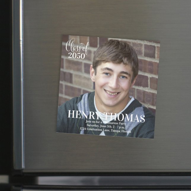 Magnet photo simple diplômé minimaliste moderne (Graduation photo magnet card with sleek minimal design.)