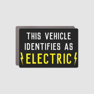 Sticker for Sale avec l'œuvre « Autocollant de signe de véhicule électrique  EV 100 % pour pare-chocs ou fenêtre de voiture » de l'artiste  Lolalolita9876