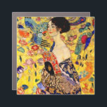 Magnet Pour Voiture Dame Gustav Klimt avec ventilateur<br><div class="desc">Car Magnet avec la peinture à l’huile de Gustav Klimt Lady with Fan (1918). Une femme portant un kimono bleu tient un ventilateur rouge contre un arrière - plan jaune coloré de fleurs et de paons. Un grand cadeau pour les amateurs de Japonisme et d'art européen.</div>