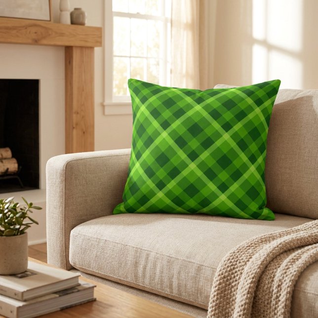 Magnifique Coussin de Lancement à Carreaux Verts G (Beautiful Tree Green Plaid Big Throw Pillow on a sofa in a living room.)