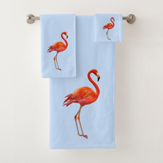 Magnifique flamant rose sur fond bleu clair (En situation)