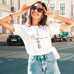 Magnifique T-shirt Jesús Croix Script<br><div class="desc">T-shirt Jésus en calligraphie élégante et typographie minimaliste. Ce design de foi moderne et tendance est le cadeau parfait et la marque de mode. #christian #religion #écritures #foi #bible #jesus</div>