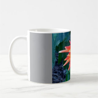 Magnifique tasse conçue avec une fleur rouge
