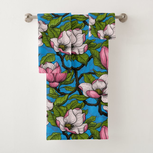 Magnolia en floraison sur bleu (En situation)