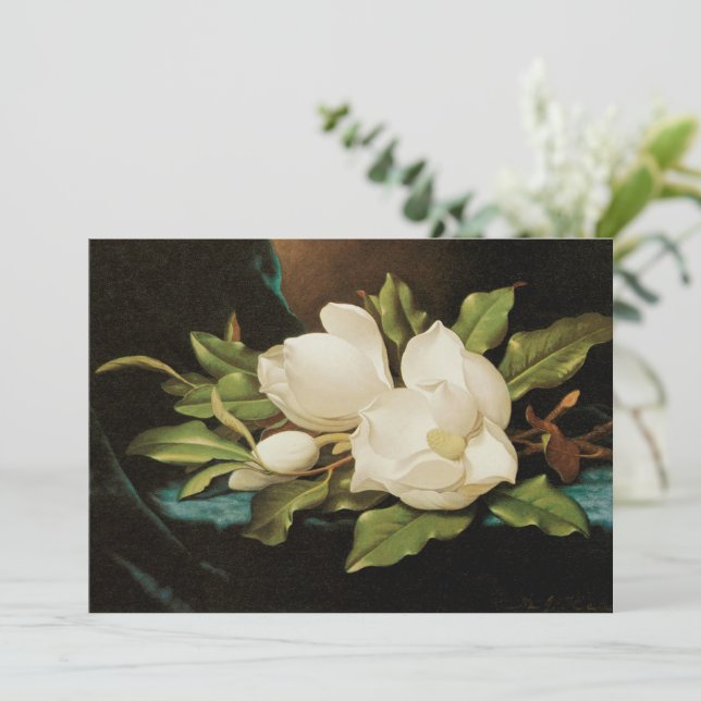 Magnolias géant sur un tissu de velours bleu par M (Debout devant)