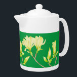 Magnolias jaunes sur une théière<br><div class="desc">Le design de ce produit est basé sur une peinture de moi,  de Magnolias jaunes qui a deux fleurs et quelques bourgeons dans différentes étapes de l'évolution. Le printemps est bientôt terminé mais avec ce design vous pouvez le savourer toute l'année.</div>