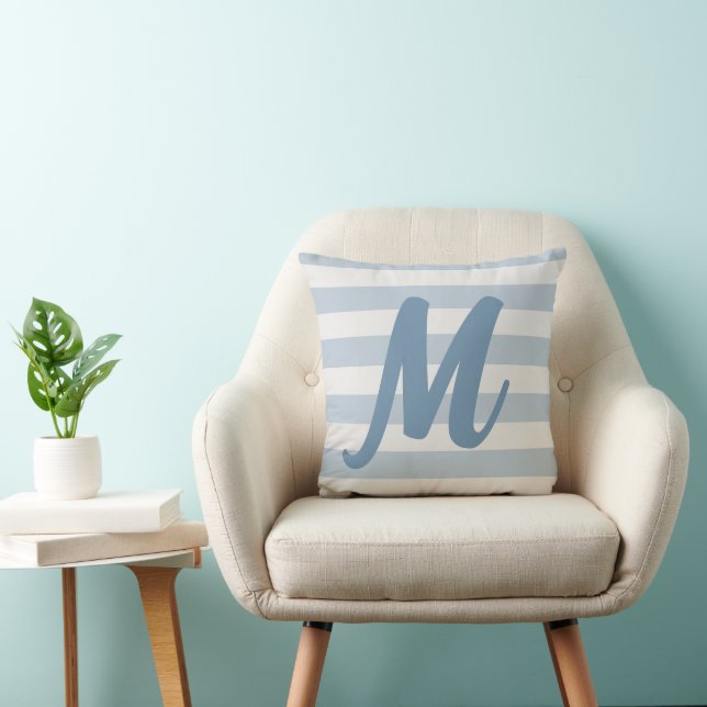 Maigre Mist Bleu Bleu et Coussin Monogramme Blanc (Chaise)