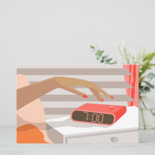 Main des femmes poussant le bouton snooze du révei