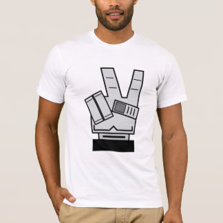 Main robotique montrant T-shirt T-shirt de la paix