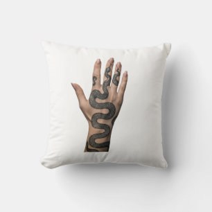 main tatouée coussin