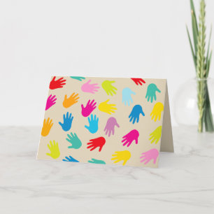 Mains autour de la carte de voeux du monde