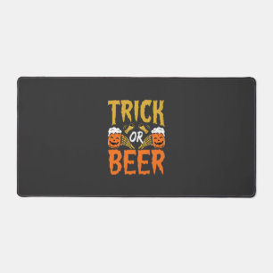 Mains de squelette de bière ou farce d'Halloween