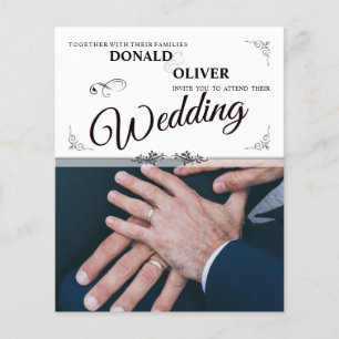 Mains d'un couple de Mariages gais avec anneaux